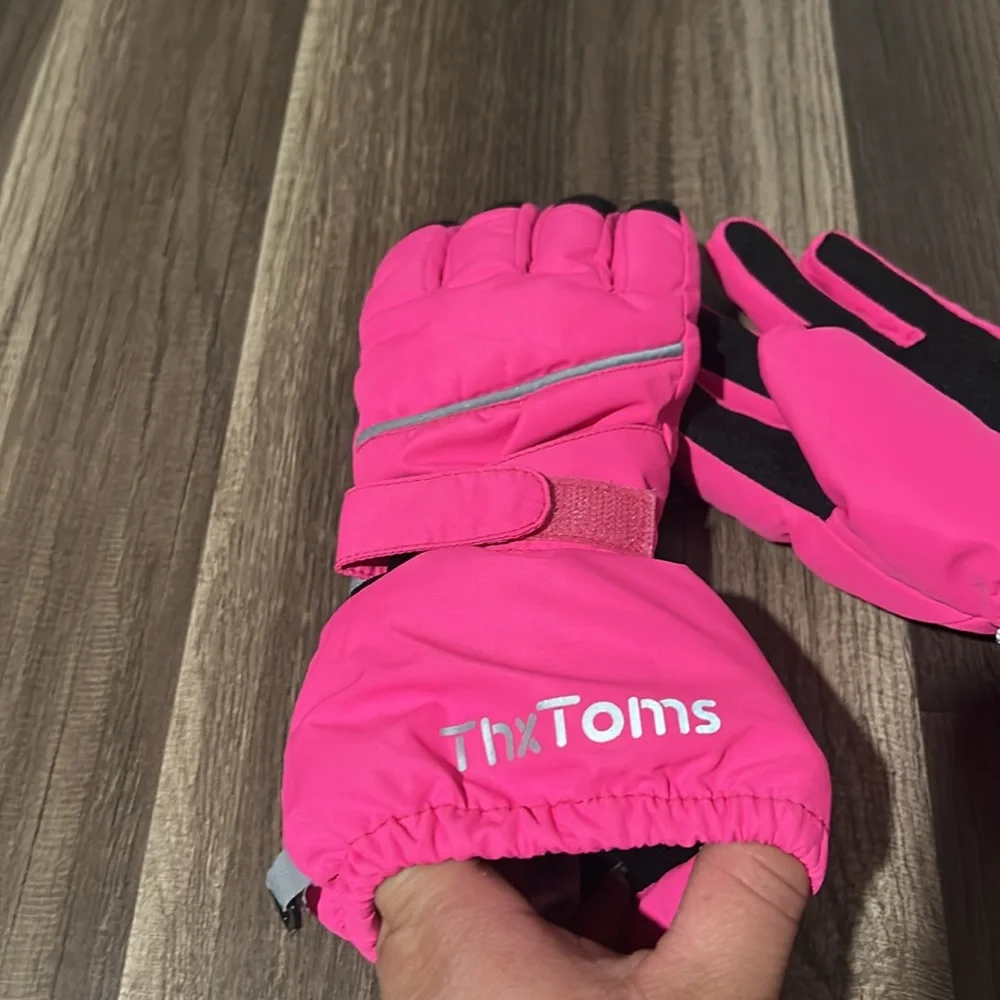 Brand new girls size 7-10 ThxToms gloves